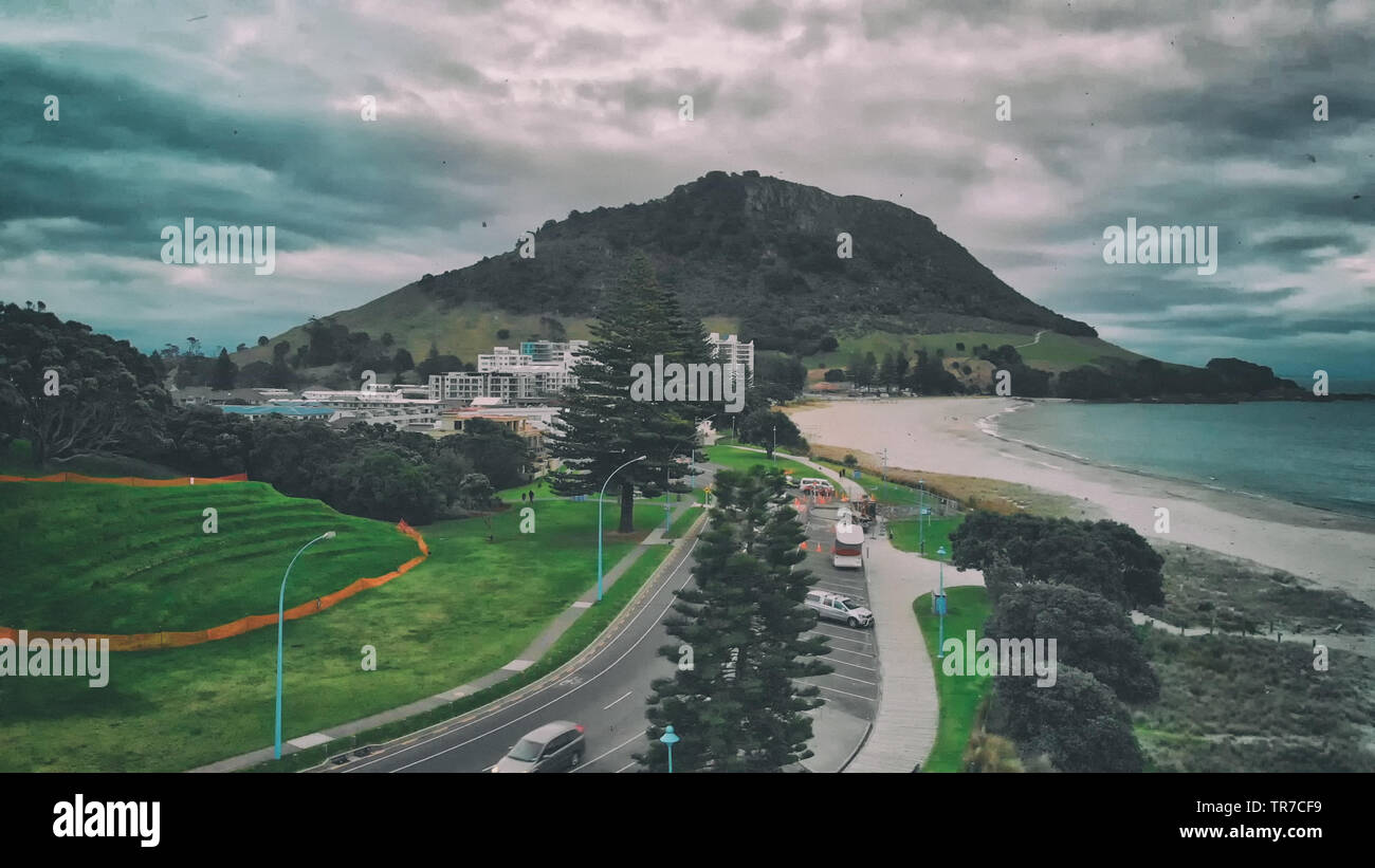 Mt Maunganui, Neuseeland. Luftaufnahme der Berggebiete und der wunderschönen Küste. Stockfoto