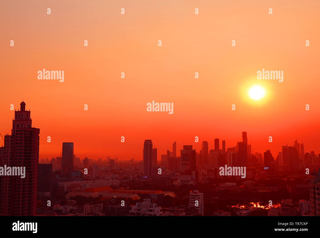 Herrliche Sonnenuntergänge über der Wolkenkratzer in kräftigem Rot und Orange Farbe Stockfoto