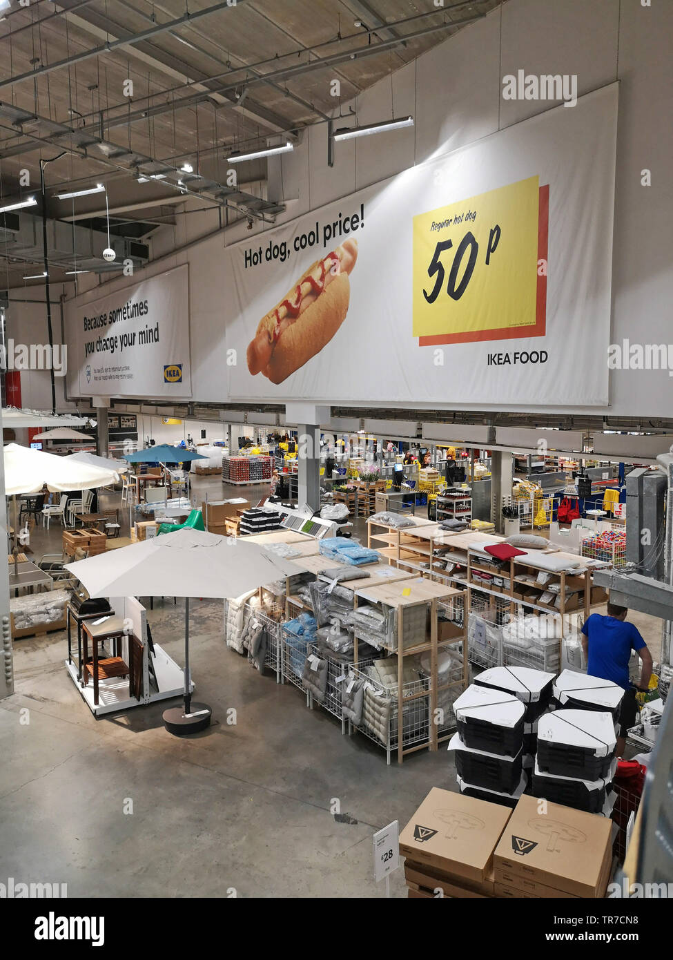 Hot dog Werbung im Self Service-/Check-out-Bereich bei Ikea in Coventry, Großbritannien, am 29. Mai 2019. Stockfoto