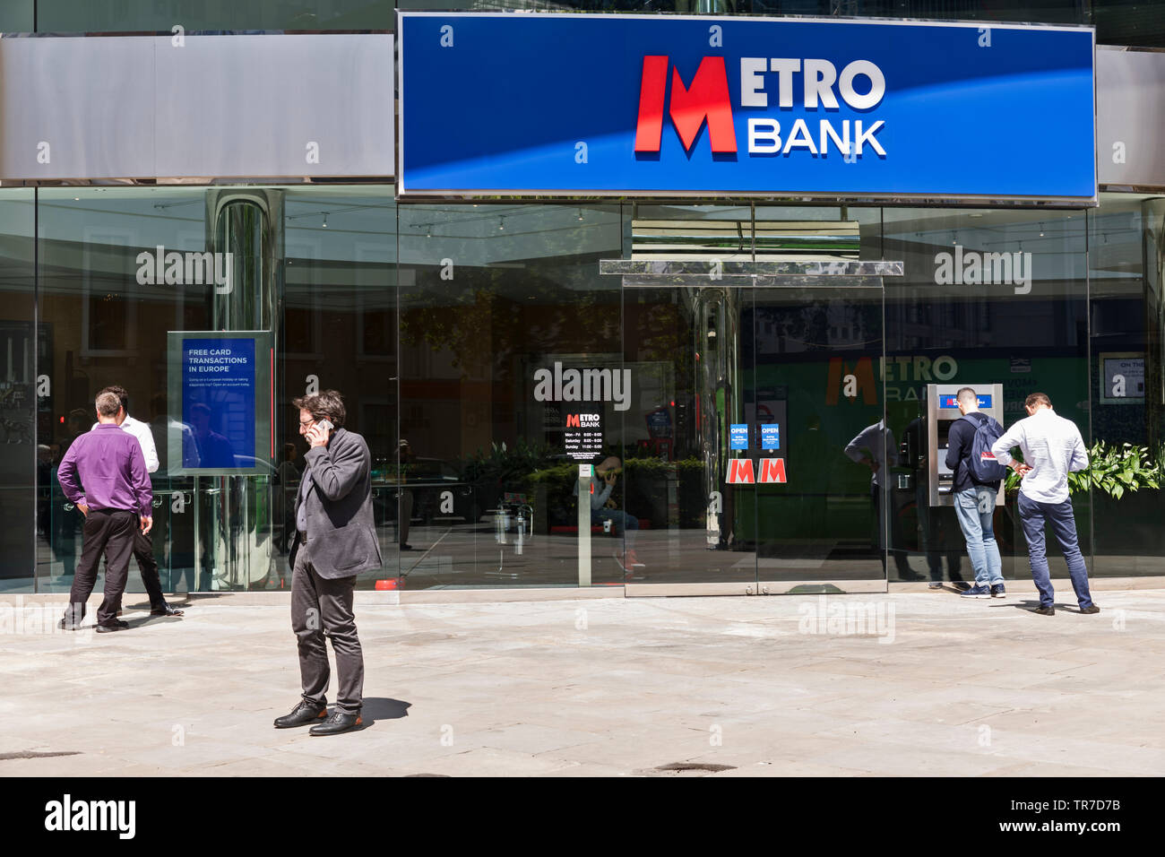 Kunden, die außerhalb einer Niederlassung der Metro Bank in Moorgate, London, UK. Gegründet 2010, Aktien an der Bank haben vor kurzem auf Rekordtiefs. Stockfoto