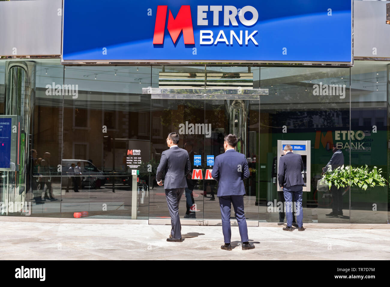 Kunden, die außerhalb einer Niederlassung der Metro Bank in Moorgate, London, UK. Gegründet 2010, Aktien an der Bank haben vor kurzem auf Rekordtiefs. Stockfoto