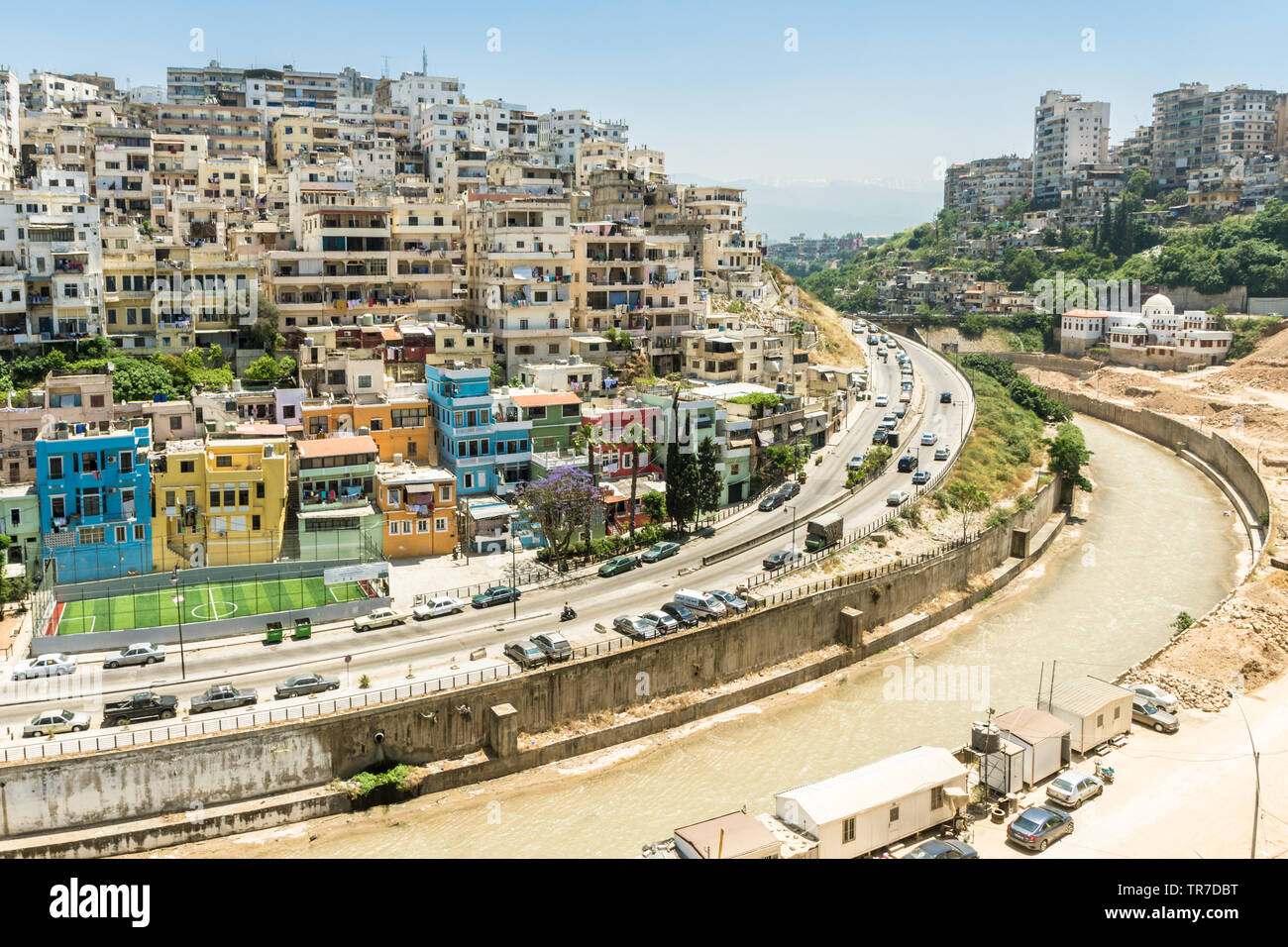 Cluster von Gebäuden auf einem kleinen Hügel in Tripolis, Libanon Stockfoto