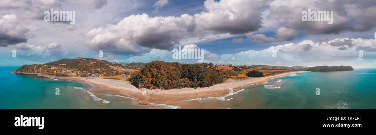 Hot Water Beach, Neuseeland. Antenne Panoramablick auf die wunderschöne Seenlandschaft bei Sonnenuntergang. Stockfoto