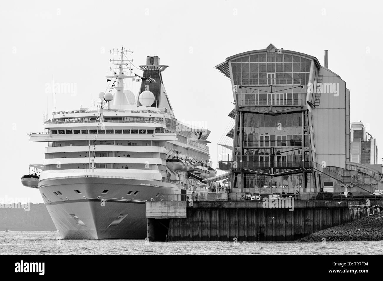 Schwarz-weiß-Porträt eines Kreuzfahrtschiffes am Hamburg Cruise Center Stockfoto