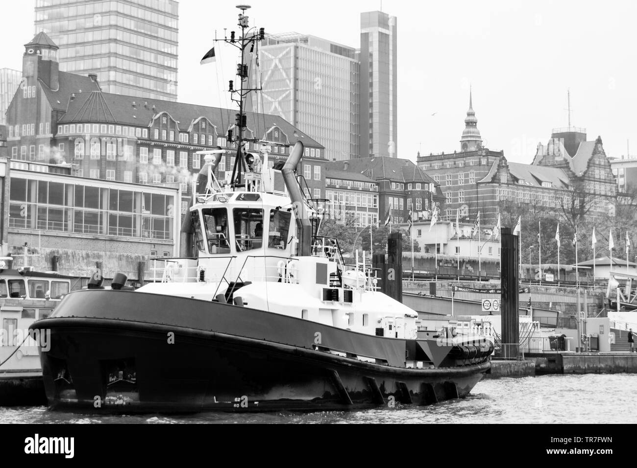 Tug Boat liegen bei Landungsbrücken im Hamburger Hafen Stockfoto