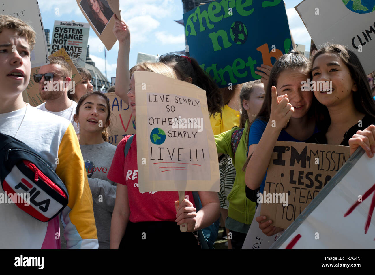 Schule Klima Streik, London, England, UK. Eine Masse der Demonstranten halten Hausgemachte Plakate anspruchsvolle ändern.. Stockfoto