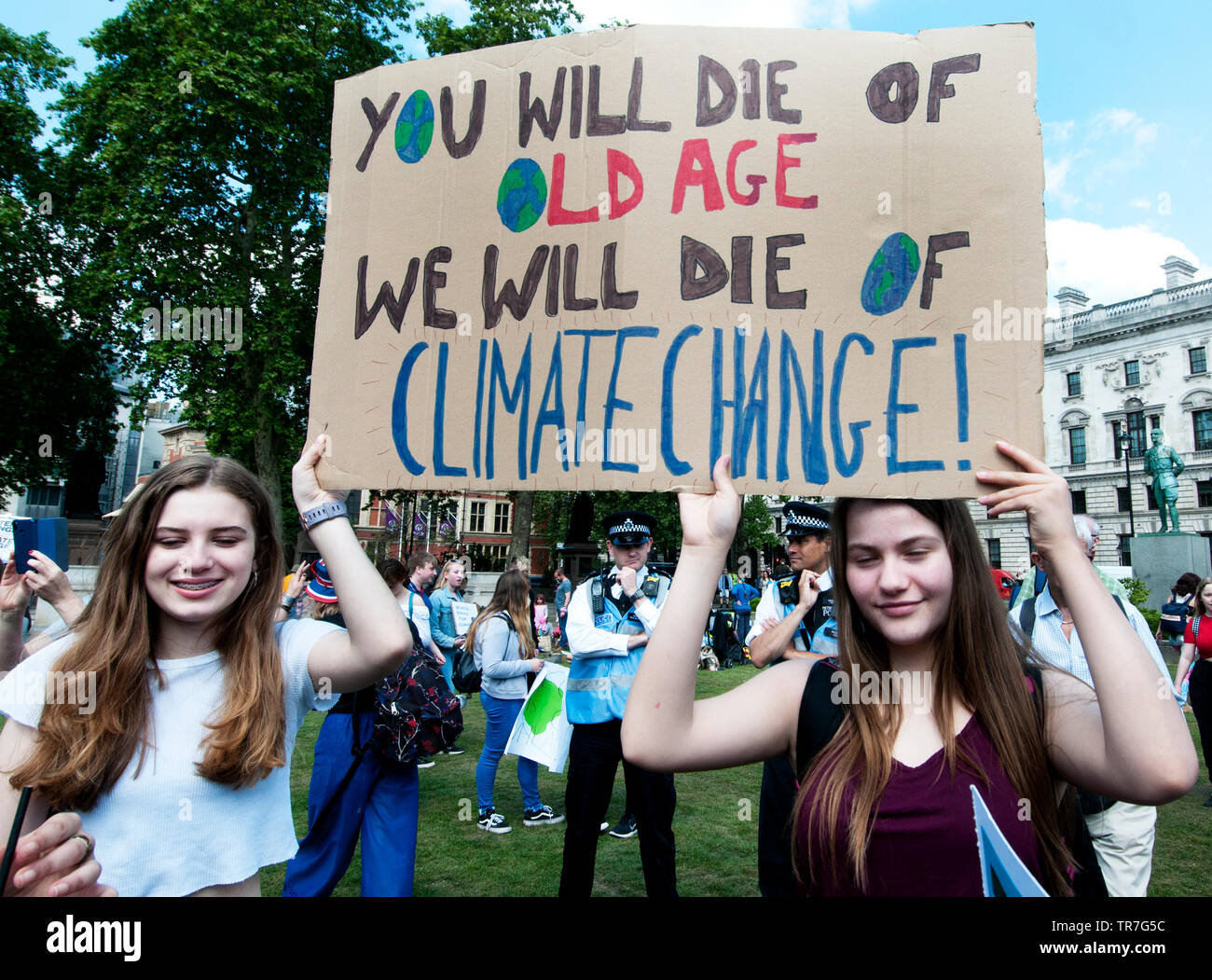 Schule Klima Streik, London, England, UK. Zwei junge Frauen halten ein Schild mit der Aufschrift "Sie Alter sterben, wir sterben des Klimawandels". Stockfoto