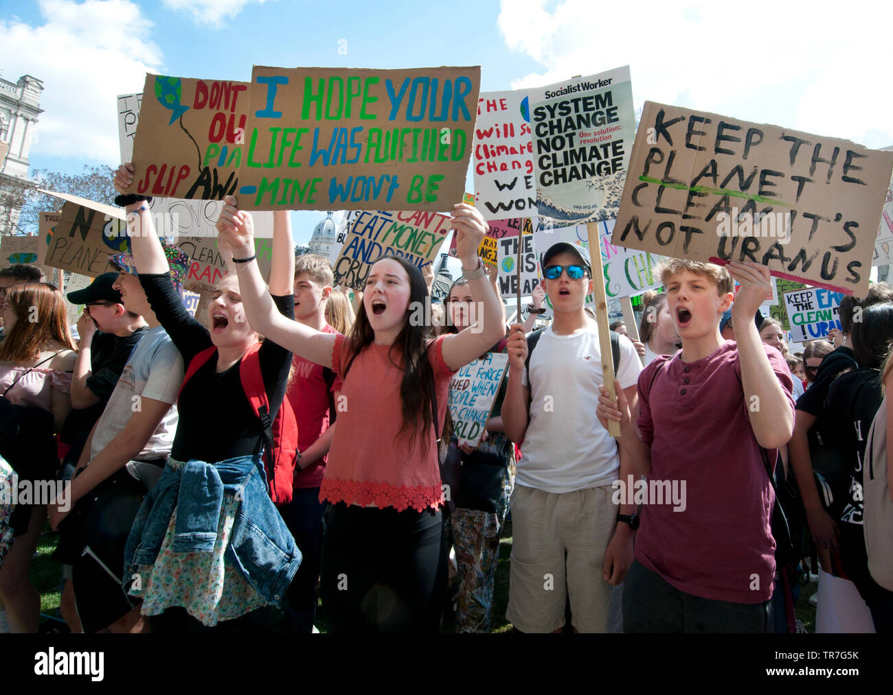 Schule Klima Streik, London, England, UK. Eine Gruppe mit hausgemachten Zeichen. Stockfoto