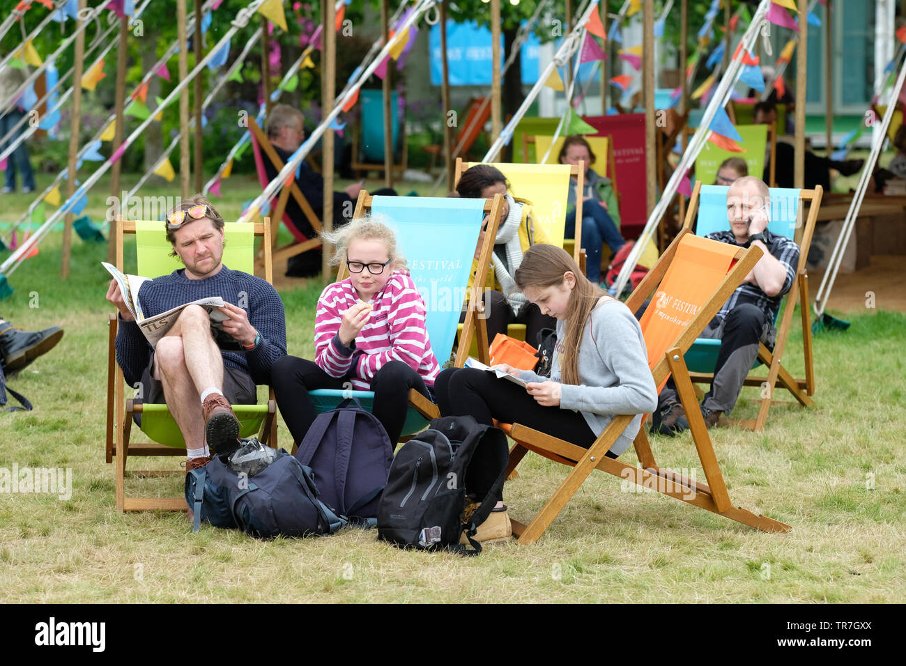 Hay Festival, Heu auf Wye, Powys, Wales, Großbritannien - Donnerstag 30 Mai 2019 - Besucher genießen die Möglichkeit zu sitzen und auf das Festival Rasenflächen zwischen den Sitzungen und Veranstaltungen am 32. Hay Festival an einem kühlen windigen Tag lesen. Foto Steven Mai/Alamy leben Nachrichten Stockfoto