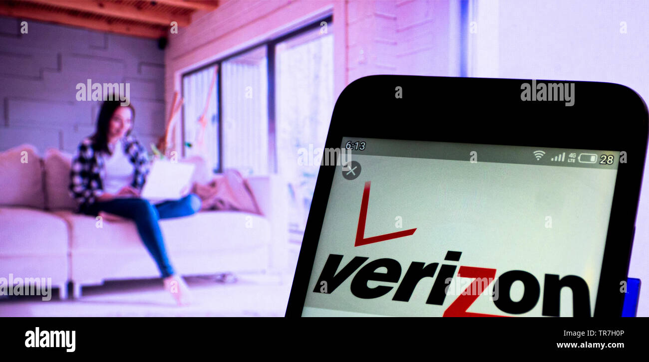 In diesem Foto, Illustration das Verizon Wireless Logo ist zu sehen auf einem Smartphone auf dem Hintergrund der offiziellen Website des Unternehmens angezeigt. Stockfoto