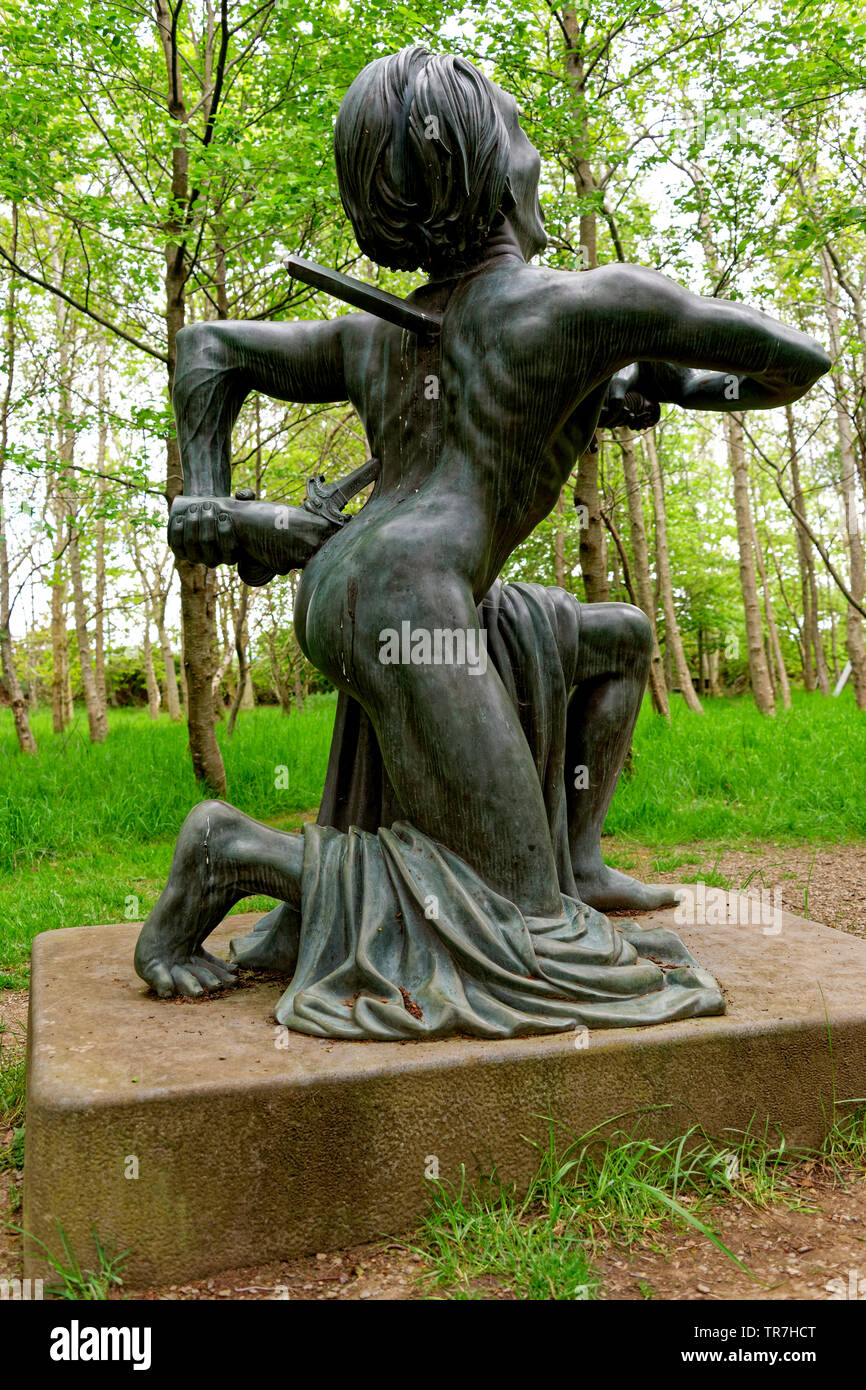 Split Menschen Das Symbol Der Unentschlossenheit Die Skulptur Symbolisiert Die Schrecklichen Seelischen Und Korperlichen Zustand Der Dysfunktional Stockfotografie Alamy
