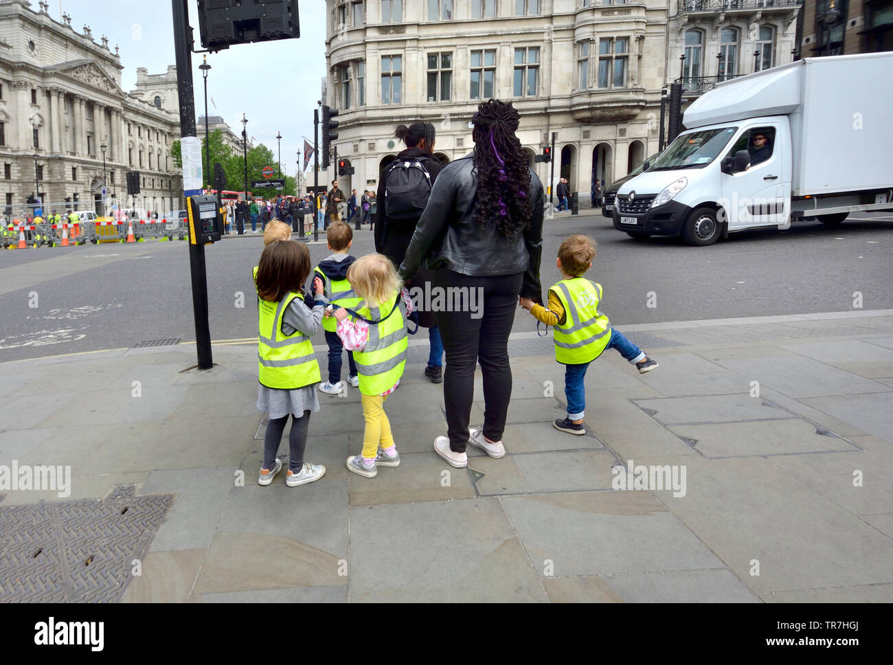 London, England, UK. Gruppe junger Kinder warten die Straße überqueren Stockfoto