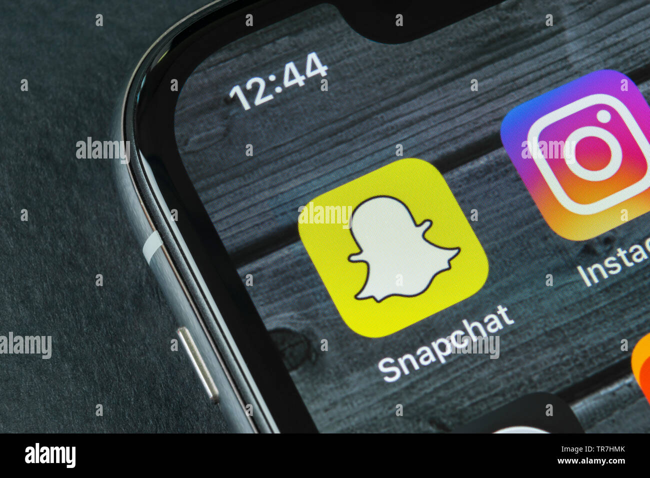 Sankt-Petersburg, Russland, 10. April 2018: Snapchat Symbol auf Apple iPhone X Bildschirm des Smartphones. Snapchat App Symbol. Social media Symbol Stockfoto