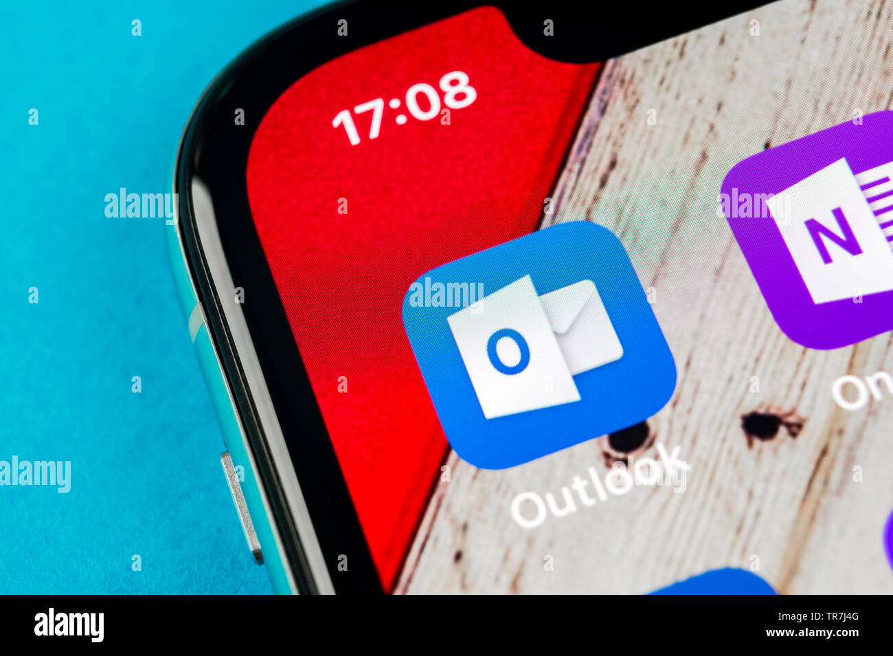 Sankt-Petersburg, Russland, 19. September 2018: Microsoft Outlook office Symbol auf Apple iPhone X-close-up. Microsoft Outlook Symbol der App. Stockfoto