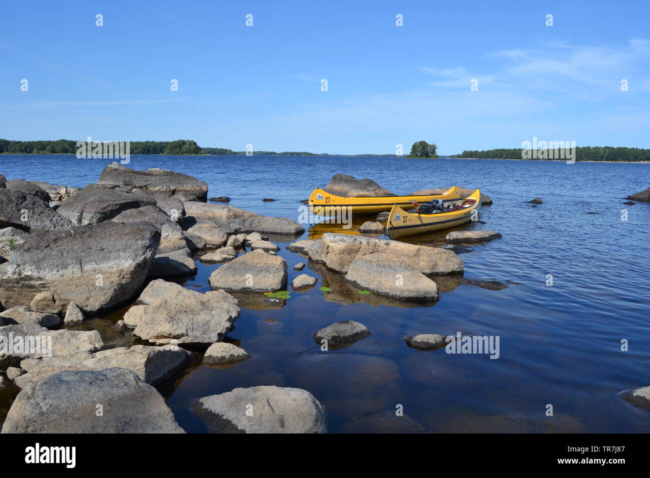 Zwei Kajaks auf einer kleinen Insel in der Nähe von Stockholm Stockfoto