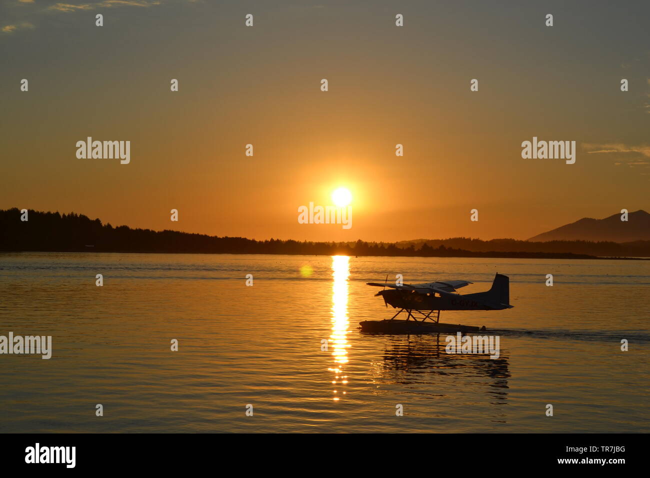 Wasser plan Landung in der Bucht von Tofino bei Sonnenuntergang Stockfoto
