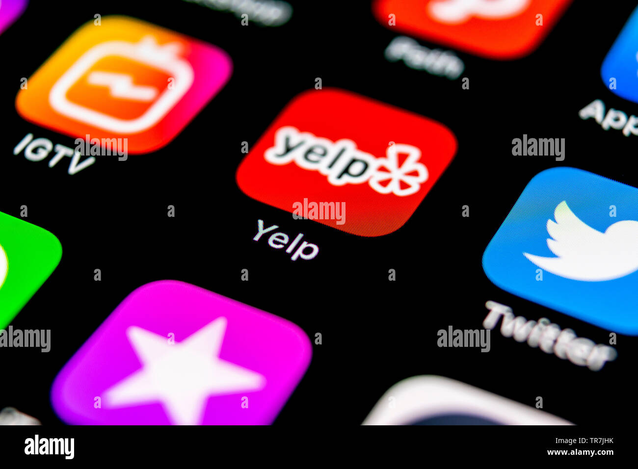 Sankt-Petersburg, Russland, 30. September 2018: Yelp Symbol auf Apple iPhone X-close-up. Yelp App Symbol. Yelp.com Anwendung. Soziale Netz Stockfoto