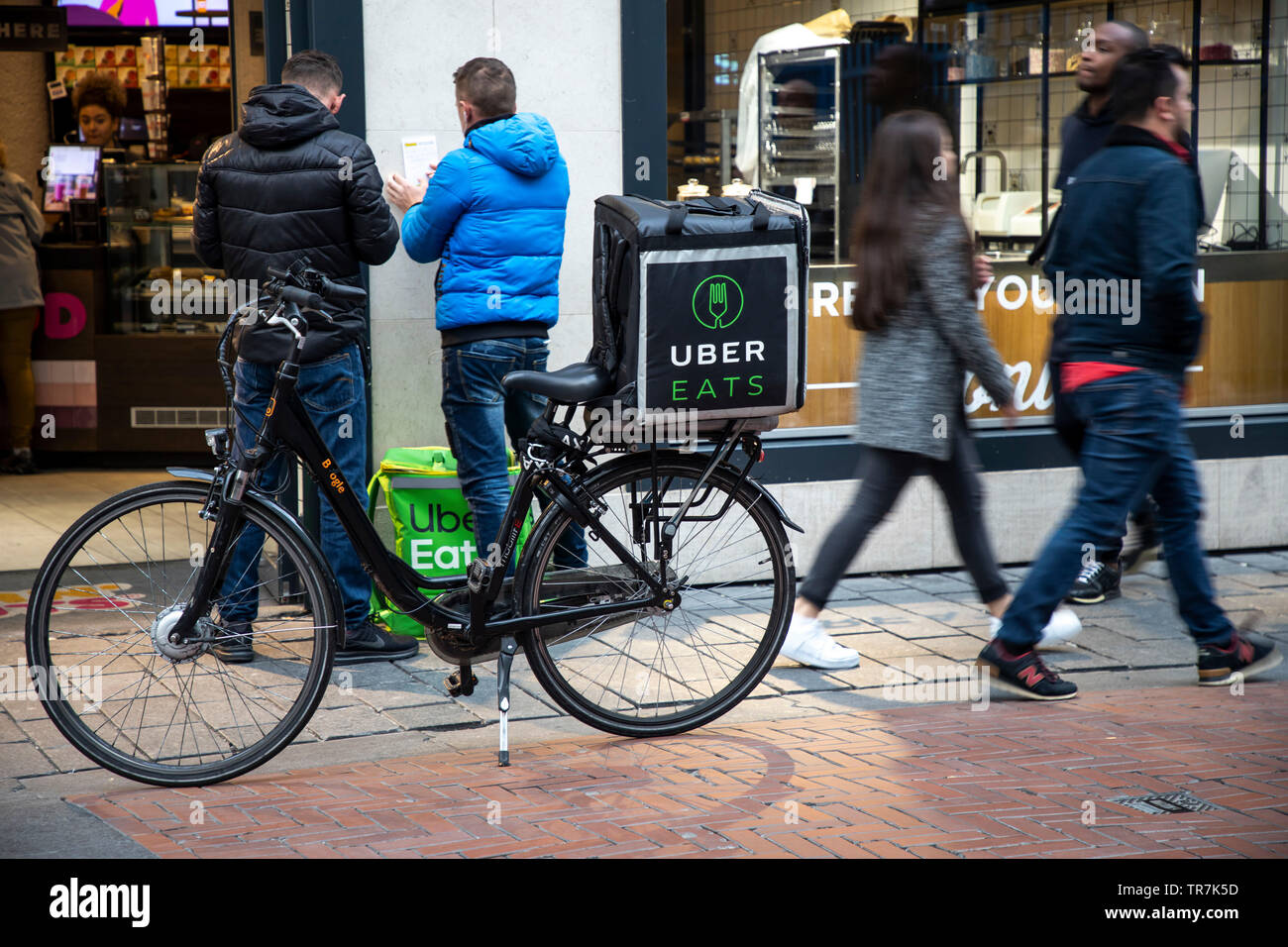 Amsterdam, Niederlande, Kuriere der Lebensmittel online Lieferservice Uber isst, Fahrradverleih, Lieferant und Lieferung Kurier zu Fuß, Stockfoto