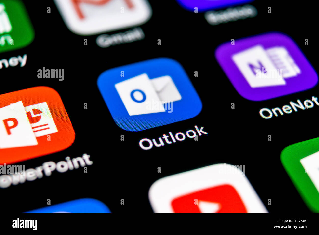 Sankt-Petersburg, Russland, 30. September 2018: Microsoft Outlook office Symbol auf Apple iPhone X-close-up. Microsoft Outlook Symbol der App. Stockfoto