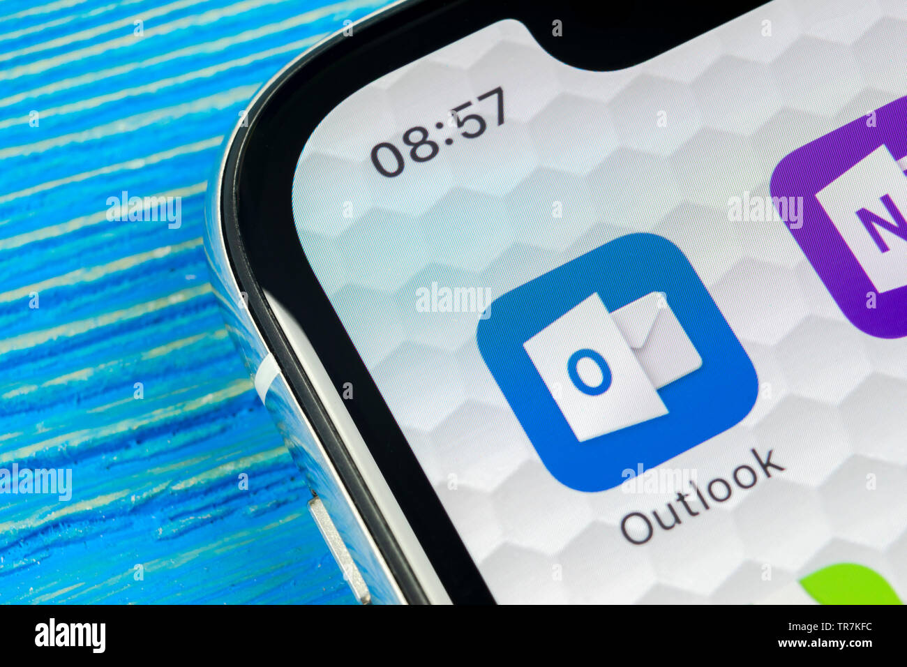 Sankt-Petersburg, Russland, 20. Juni 2018: Microsoft Outlook office Symbol auf Apple iPhone X-close-up. Microsoft Outlook Symbol der App. Micr Stockfoto