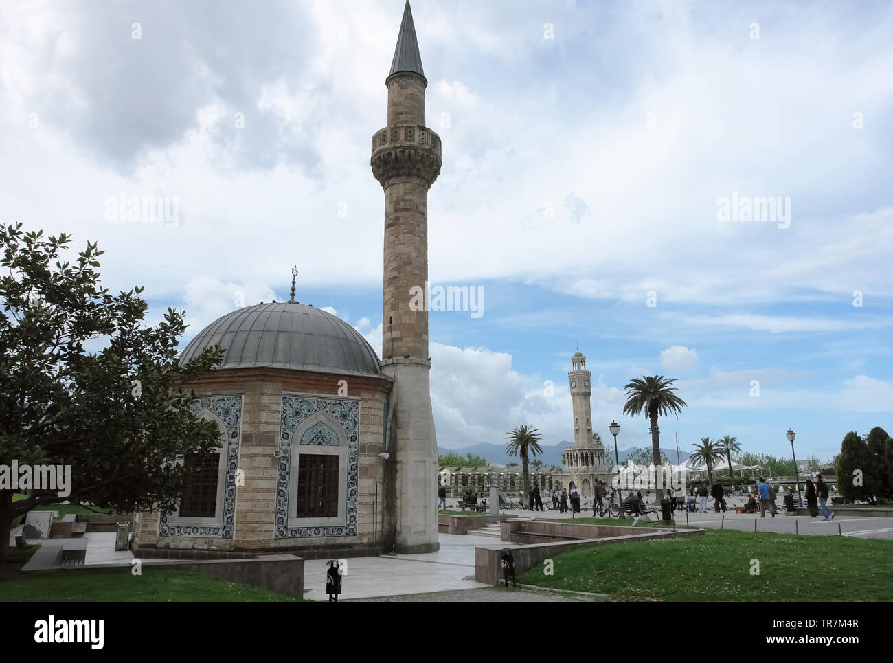 Izmir, Türkei - 19 April, 2012: Alte Moschee und Uhrturm auf dem zentralen Konak Platz in Izmir, Türkei. Stockfoto
