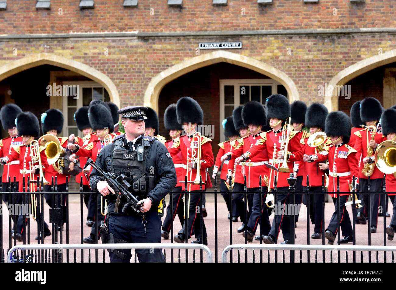 London, England, UK. Bewaffnete Polizisten im Dienst Friary Court, St James's Palace während der wachablösung Stockfoto