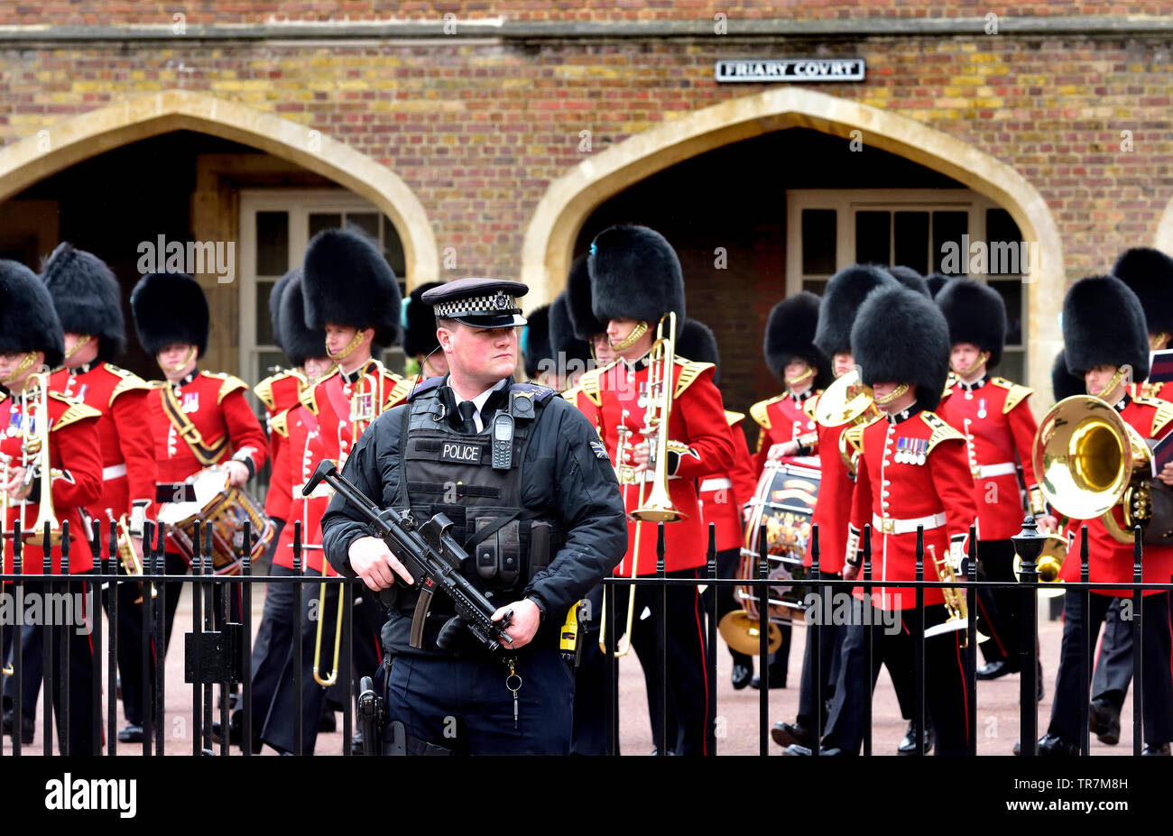 London, England, UK. Bewaffnete Polizisten im Dienst Friary Court, St James's Palace während der wachablösung Stockfoto