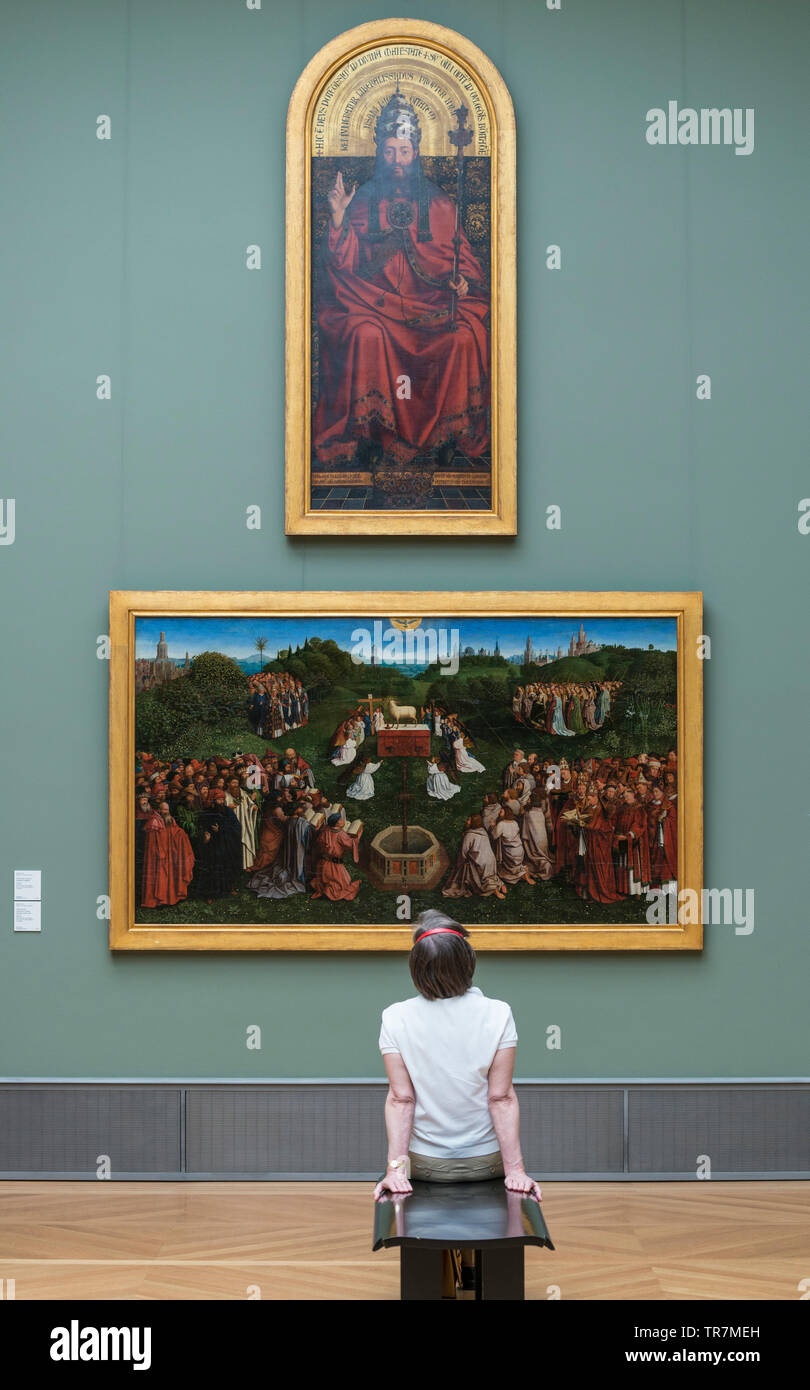 Berlin. Deutschland. Besucher, die an Gemälde im Bode Museum. Stockfoto