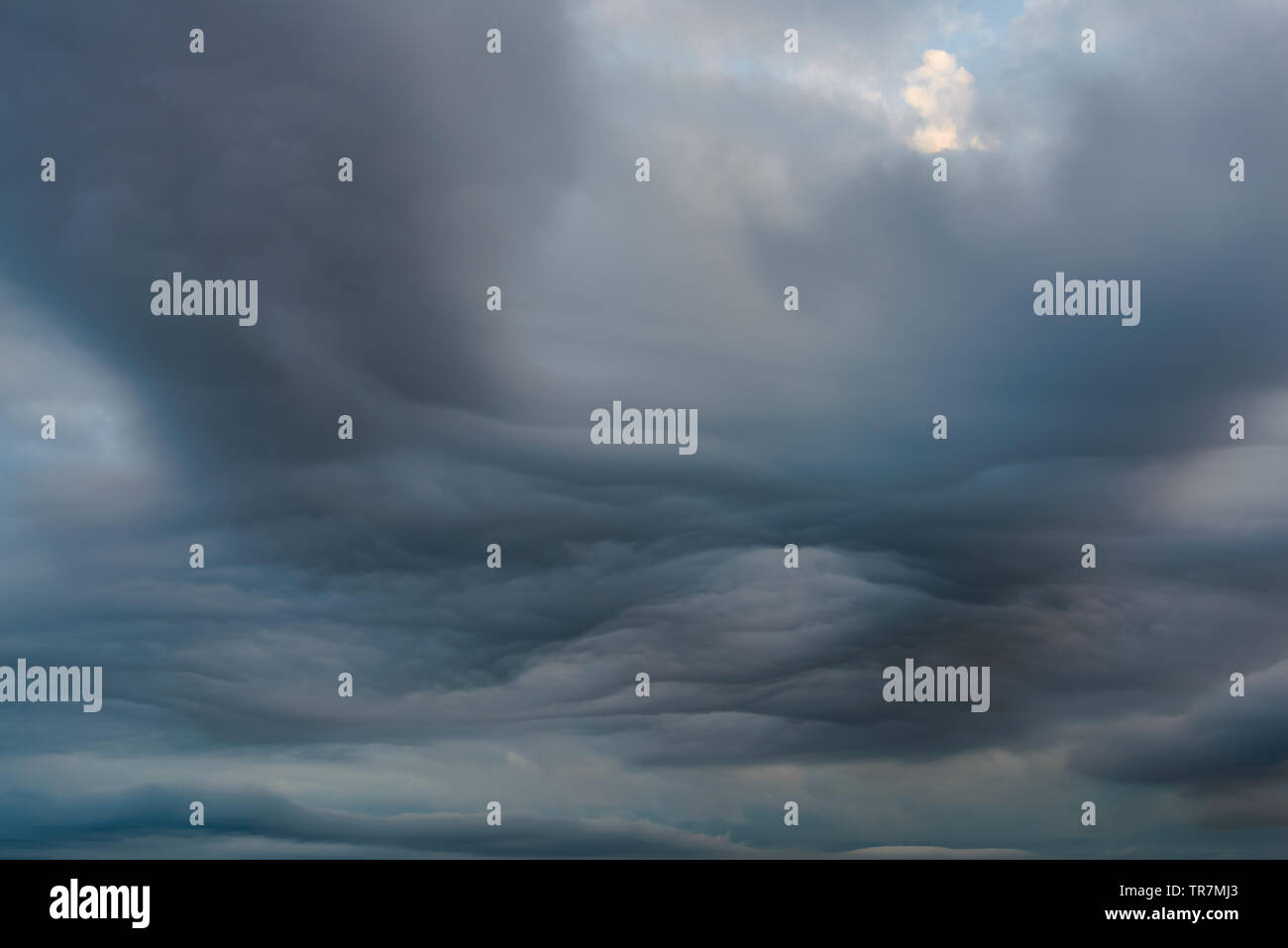 Schöne dunkle wellenförmige Wolken. Stockfoto