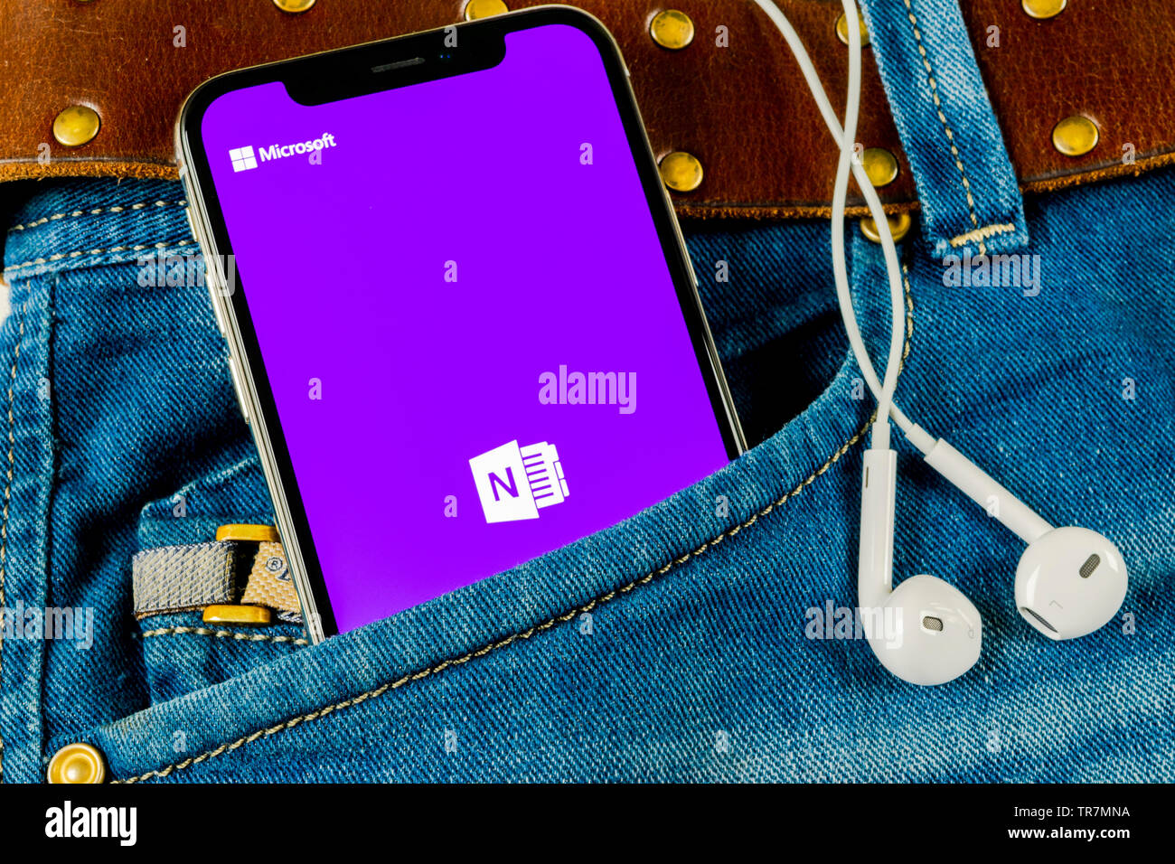 Sankt-Petersburg, Russland, 14. April 2018: Microsoft OneNote office Symbol auf Apple iPhone X Bildschirm in Jeans Tasche. Microsoft eine Note app i Stockfoto