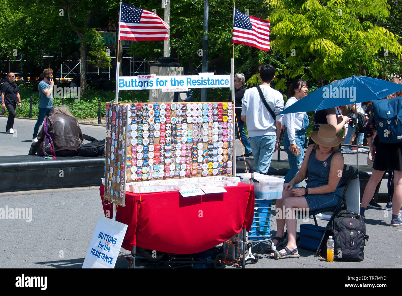 Schaltflächen für Widerstand Abzeichen Verkäufer in Washington Square, New York, USA Stockfoto