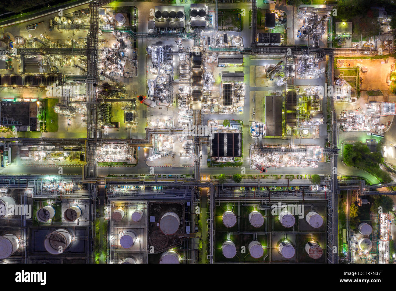 Luftaufnahme der Öl- und Gasindustrie - Raffinerie in der Dämmerung Stockfoto