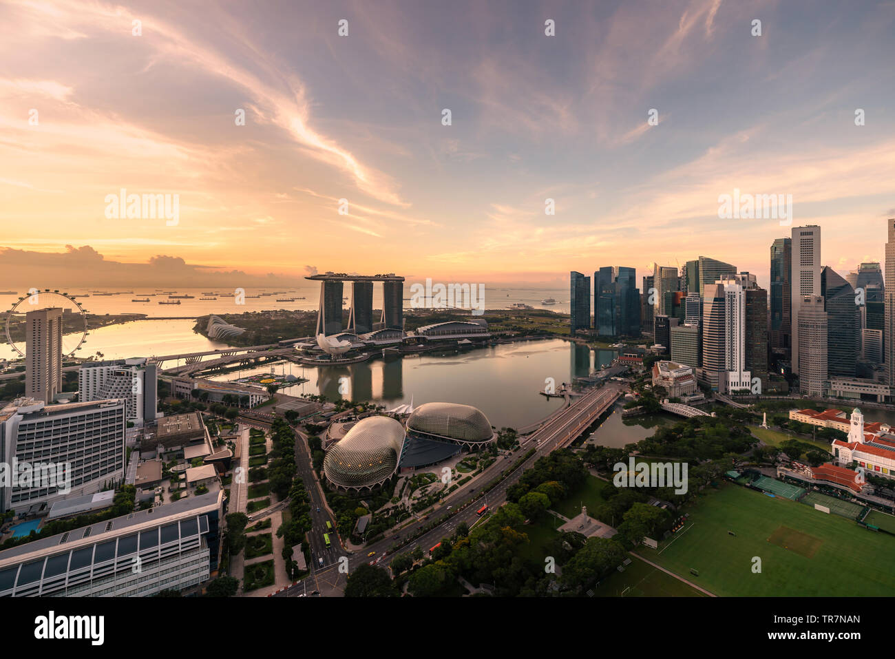 Luftaufnahme von Singapurs Geschäftsviertel und Stadt während Sunrise in Singapur, Asien. Stockfoto