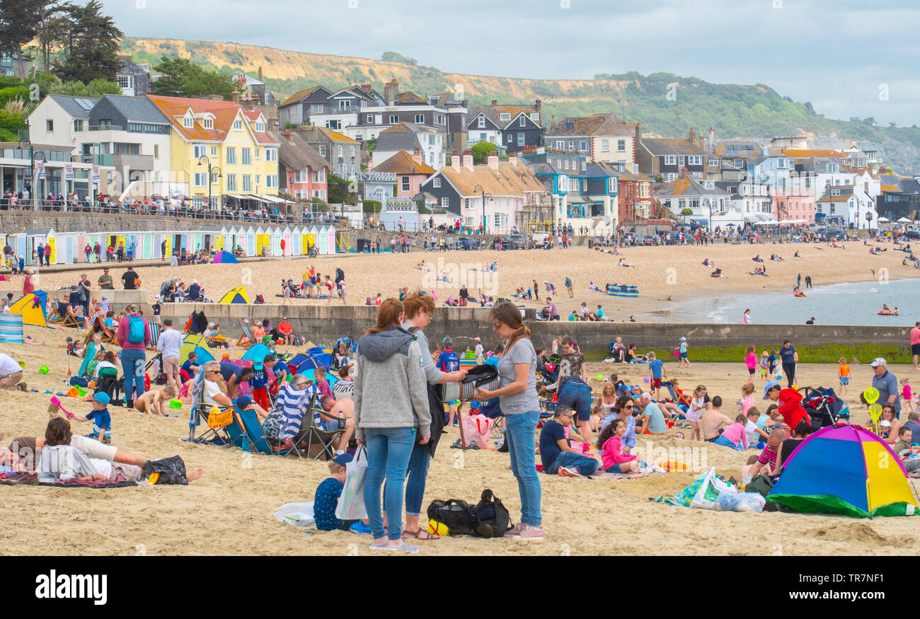 Lyme Regis, Dorset, Großbritannien. 30.April 2019. UK Wetter: Urlauber und Badegäste genießen Sie laue warme Bedingungen mit einigen sonnigen Perioden am Strand in Lyme Regis als Temperaturen Erwärmen vor dem Wochenende. Meteorologen haben einen warmen und sonnigen Start in Juni als heiße Luft fegt in feuchteren Bedingungen vorhergesagt. Credit: Celia McMahon/Alamy Leben Nachrichten. Stockfoto