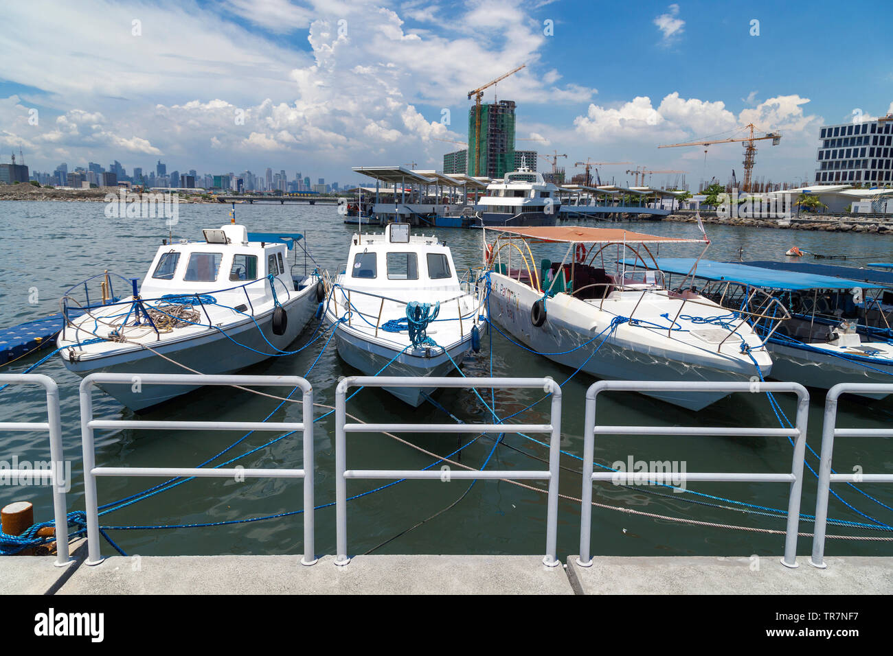 Verankerten Boote in der Bucht von Manila pier Port, Manila, Philippinen Stockfoto