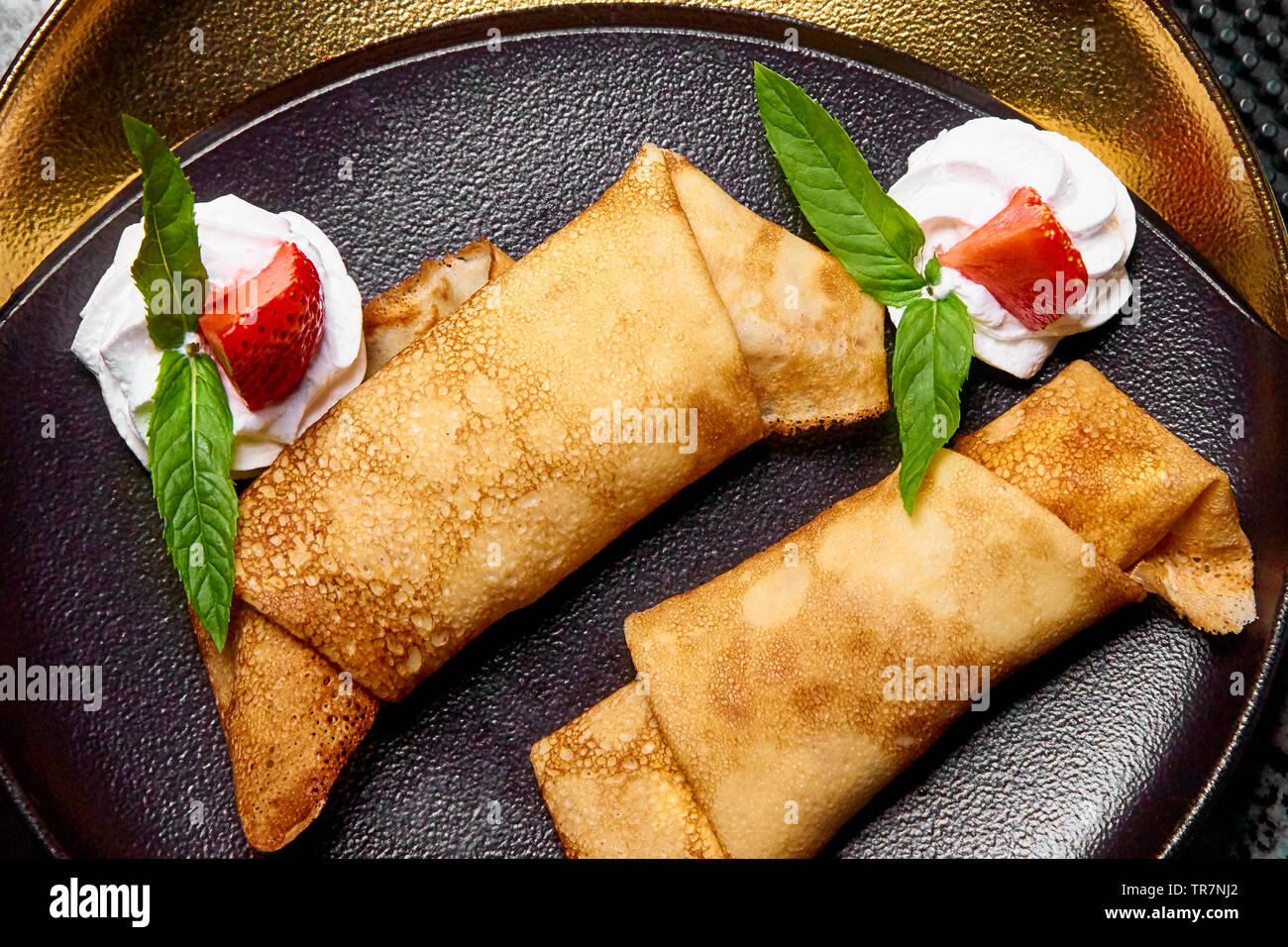 Pfannkuchen mit Erdbeeren und Sahne. Stockfoto