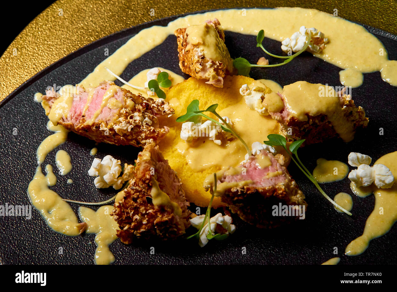 Scheiben von Fleisch in der Soße auf den Teller. Stockfoto