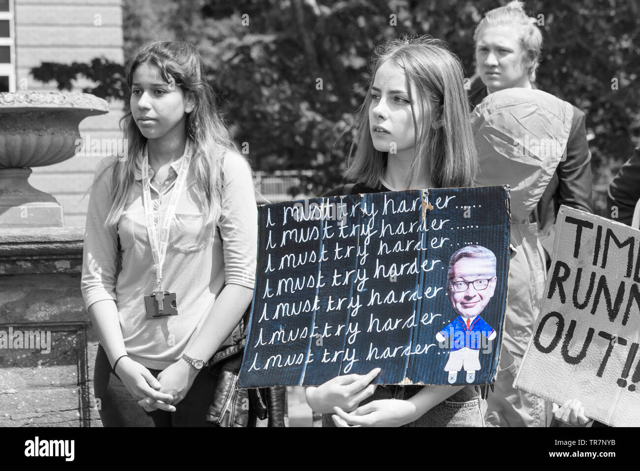 Student holding Ich muss härter Zeilen mit Bild von Michael Gove banner anzumelden versuchen, an Jugend Streik 4 Klima in Bournemouth, Dorset im Mai Stockfoto