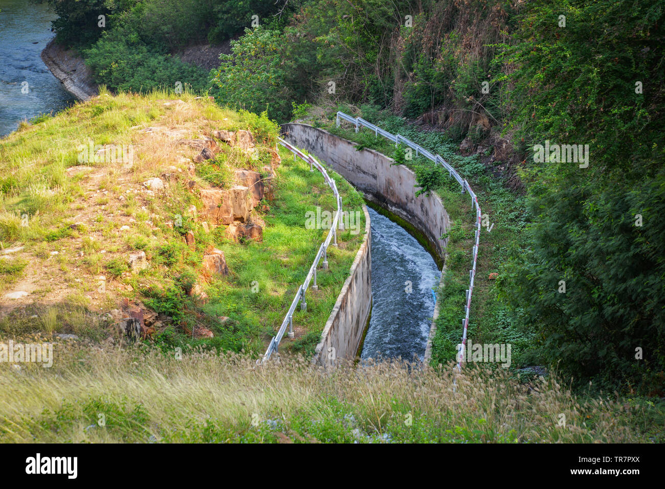 Entwässerung Talsperre auf Hügel mit Kanal und Entwässerung wasser fluss Natur Wald Hintergrund Stockfoto