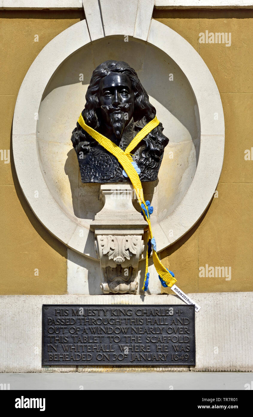 London, England, UK. Büste von König Charles I außerhalb der Festsaal, geschmückt mit einem Schal für Demenz Bewußtsein Woche # DAW 2019 Schals - Stockfoto