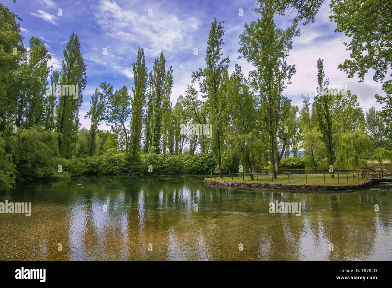 Idyllischer Blick von Fonti del Clitunno in der Frühjahrssaison, Umbrien Stockfoto