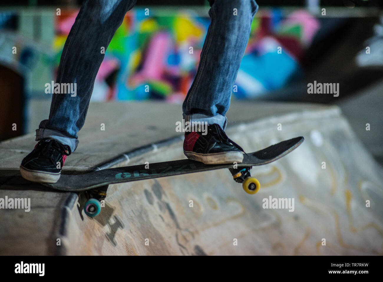 Ein Skateboard eine Rampe nach unten fallen lassen sich am Abend in einer Skate Park Stockfoto