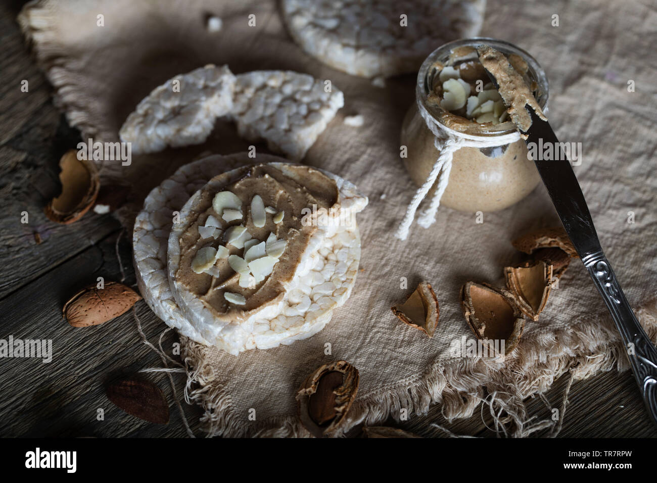 Hausgemachte Almond Butter Reis auf einer Scheibe Knäckebrot. Nahaufnahme Stockfoto