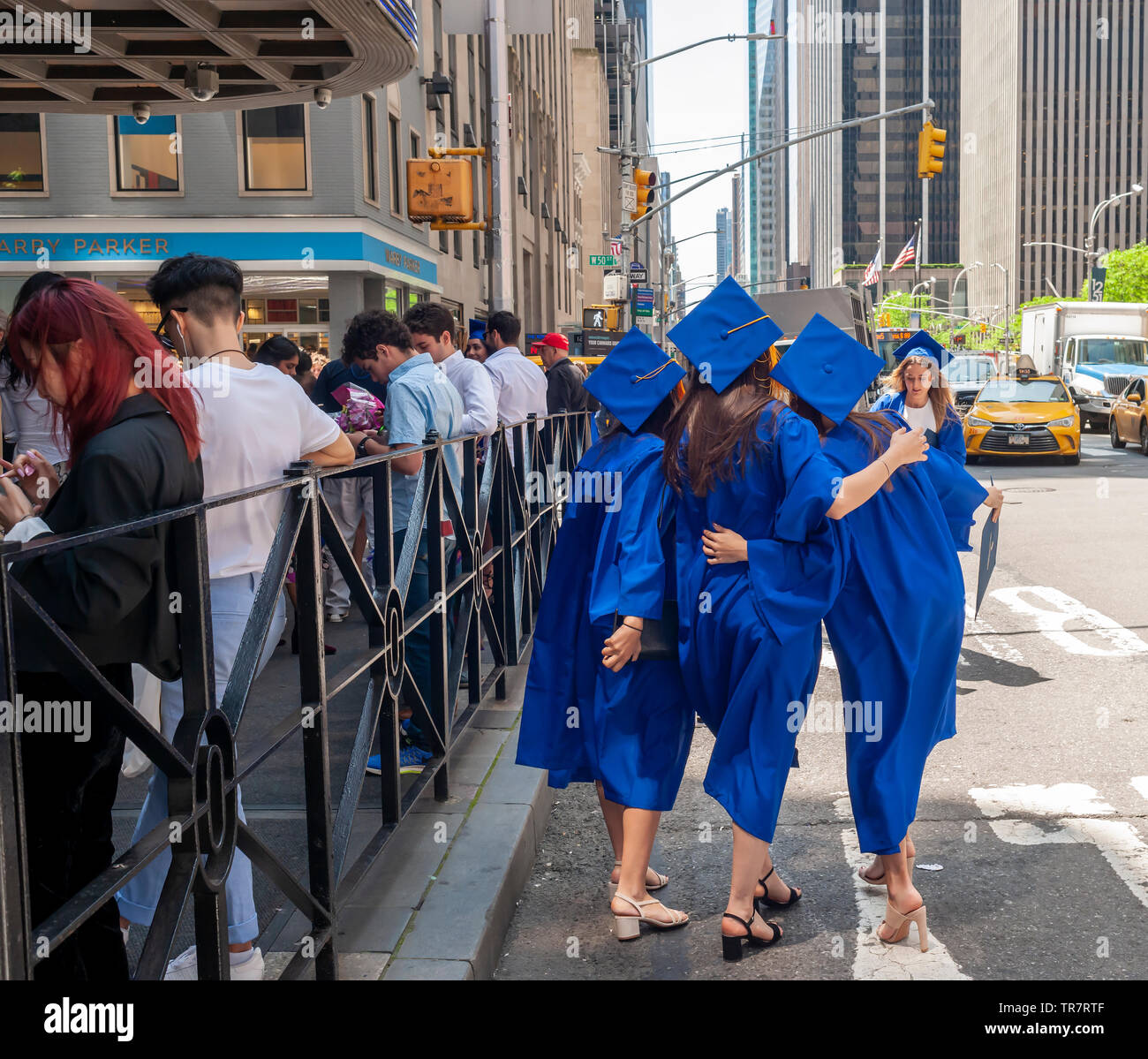 Sehr junge Absolventen aus der Mode Institut für Technologie, um mit ihren Freunden und Familien außerhalb der Radio City Music Hall in New York am Mittwoch, den 22. Mai 2019 nach Beginn Übungen der Hochschule. (© Richard B. Levine) Stockfoto