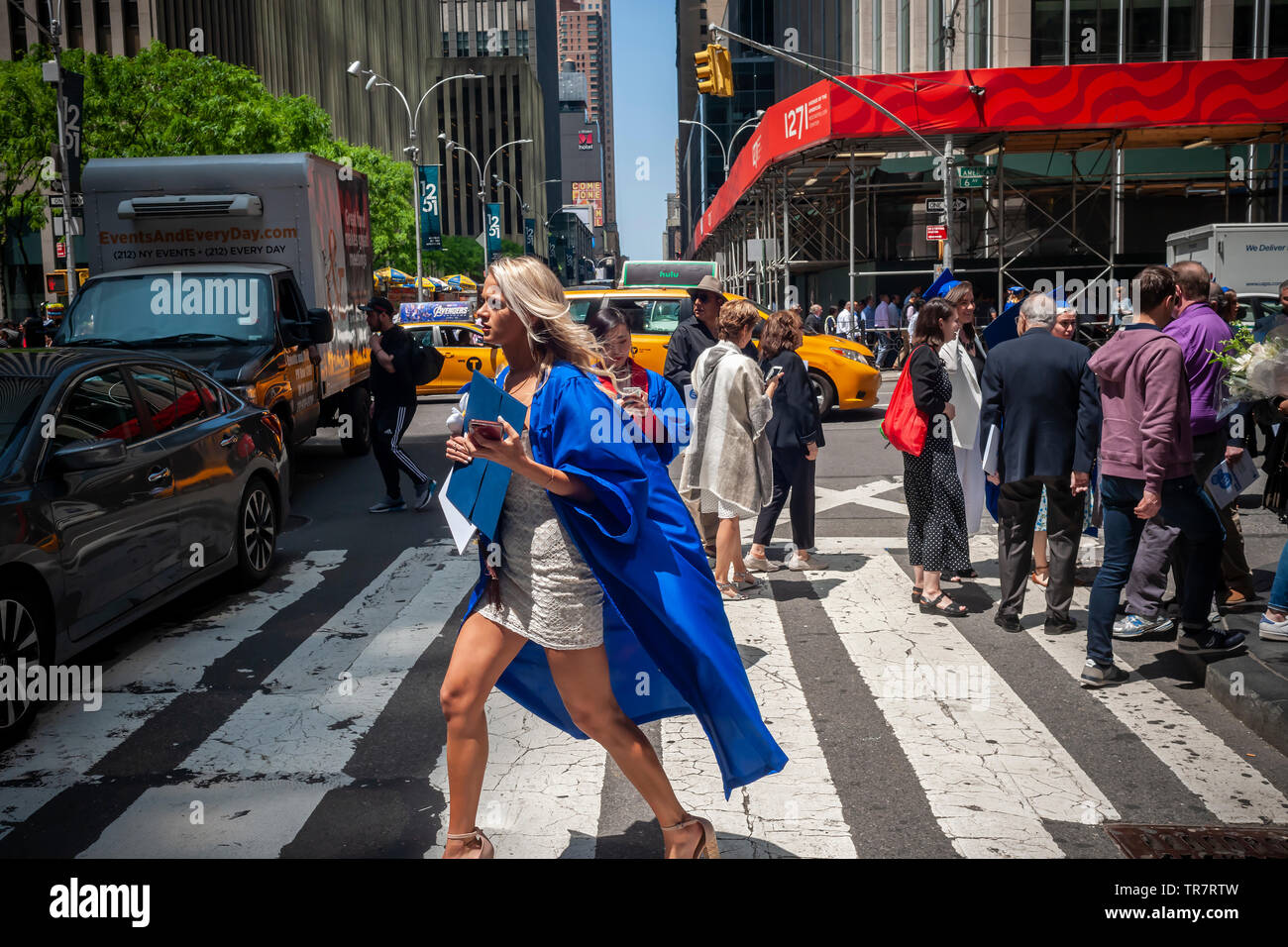 Sehr junge Absolventen aus der Mode Institut für Technologie, um mit ihren Freunden und Familien außerhalb der Radio City Music Hall in New York am Mittwoch, den 22. Mai 2019 nach Beginn Übungen der Hochschule. (© Richard B. Levine) Stockfoto