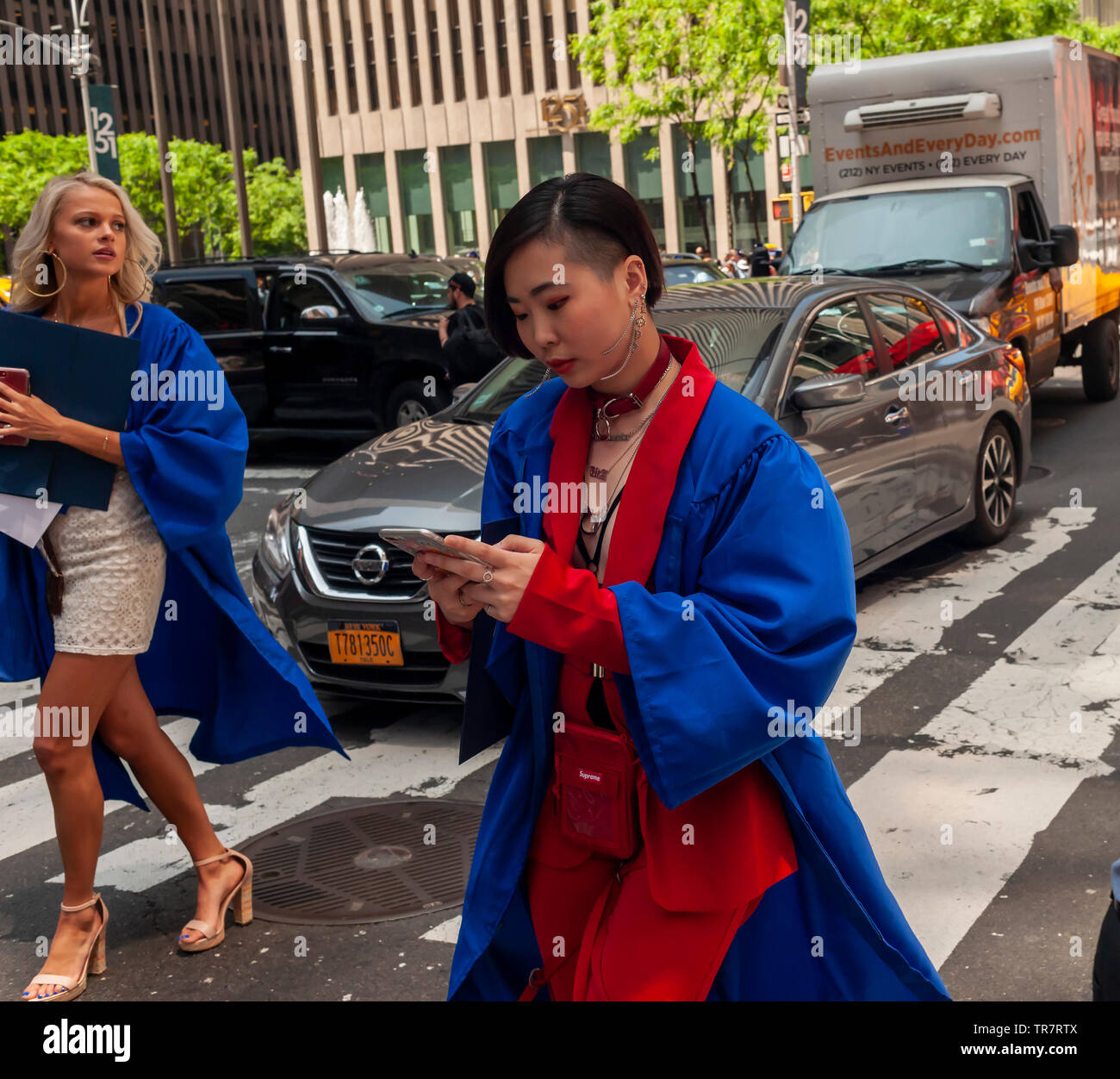 Sehr junge Absolventen aus der Mode Institut für Technologie, um mit ihren Freunden und Familien außerhalb der Radio City Music Hall in New York am Mittwoch, den 22. Mai 2019 nach Beginn Übungen der Hochschule. (© Richard B. Levine) Stockfoto