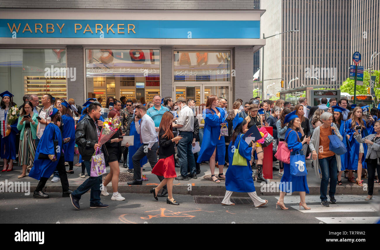 Sehr junge Absolventen aus der Mode Institut für Technologie, um mit ihren Freunden und Familien außerhalb der Radio City Music Hall in New York am Mittwoch, den 22. Mai 2019 nach Beginn Übungen der Hochschule. (© Richard B. Levine) Stockfoto