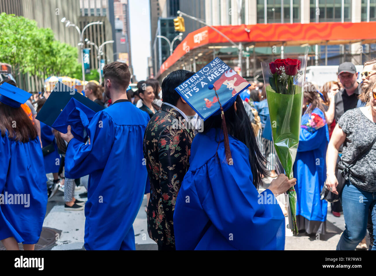 Sehr junge Absolventen aus der Mode Institut für Technologie, um mit ihren Freunden und Familien außerhalb der Radio City Music Hall in New York am Mittwoch, den 22. Mai 2019 nach Beginn Übungen der Hochschule. (© Richard B. Levine) Stockfoto