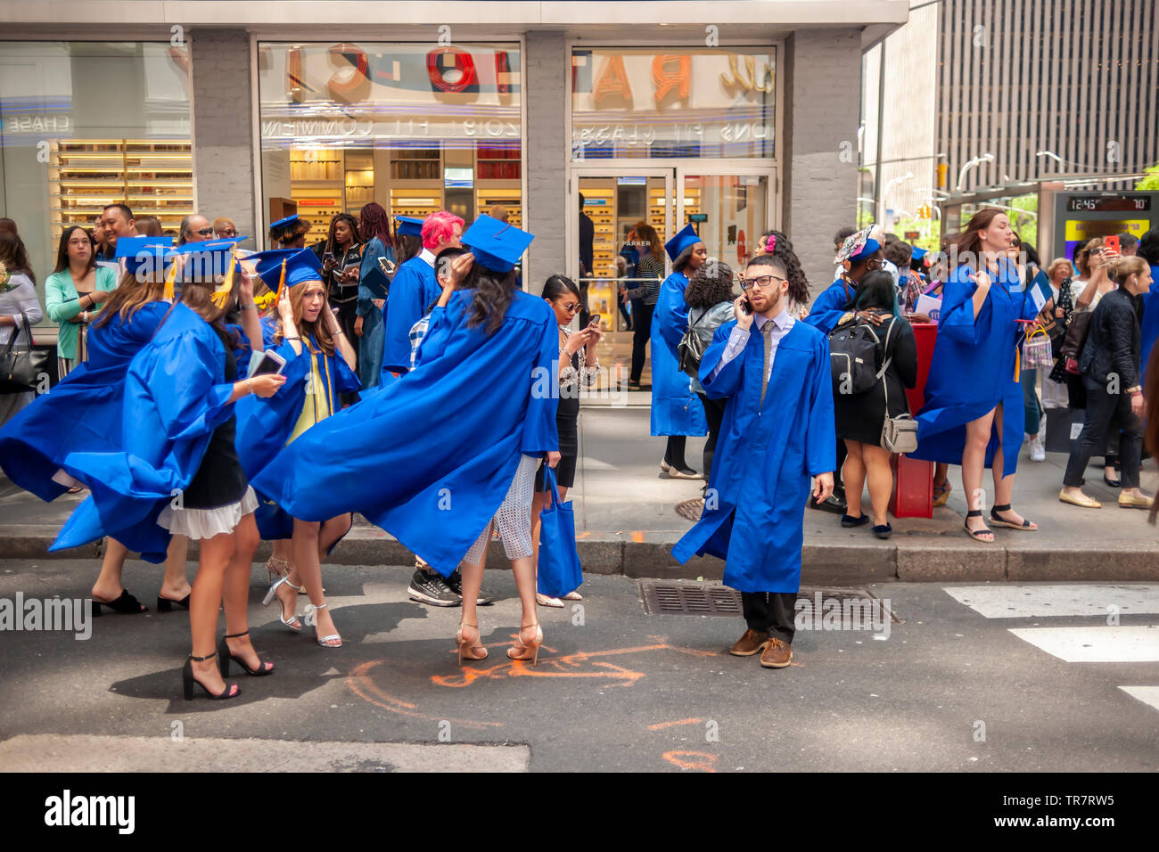 Sehr junge Absolventen aus der Mode Institut für Technologie, um mit ihren Freunden und Familien außerhalb der Radio City Music Hall in New York am Mittwoch, den 22. Mai 2019 nach Beginn Übungen der Hochschule. (© Richard B. Levine) Stockfoto