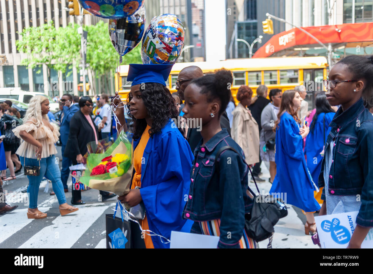 Sehr junge Absolventen aus der Mode Institut für Technologie, um mit ihren Freunden und Familien außerhalb der Radio City Music Hall in New York am Mittwoch, den 22. Mai 2019 nach Beginn Übungen der Hochschule. (© Richard B. Levine) Stockfoto